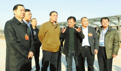 　　鄭州手拉手集團(tuán)董事長(zhǎng)賈長(zhǎng)明（右三）向省農(nóng)業(yè)廳廳長(zhǎng)朱孟洲（右四），省政府副秘書長(zhǎng)、省政府駐京辦主任