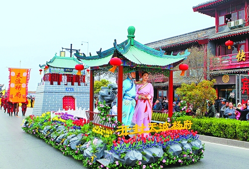 2013中國(guó)(開封)清明文化節(jié)舉行大巡游活動(dòng)。記者 鄧放 攝