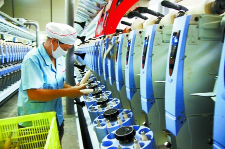 7月3日，在鄧州市永泰棉紡有限公司電腦控制全自動(dòng)紡紗車(chē)間，紡織工人正在生產(chǎn)棉紗。