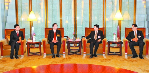 　3月24日，國務(wù)院發(fā)展研究中心主任李偉在北京會見了前來出席中國發(fā)展高層論壇“中原之夜”活動的河南省