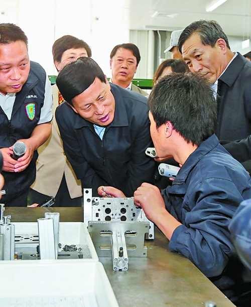 4月24日，省委副書記、省長(zhǎng)謝伏瞻在濟(jì)源虎嶺產(chǎn)業(yè)集聚區(qū)考察。