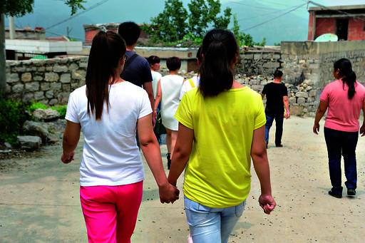 送記者離開時(shí)，姐妹倆一直手牽著手