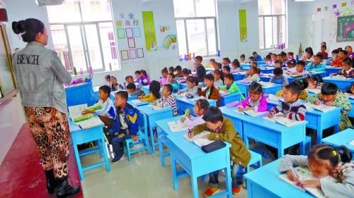 有的課桌直抵講臺,學(xué)生眼睛離黑板非常近。