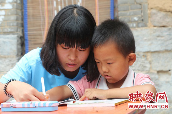 新醫(yī)學子三進太行山關(guān)愛留守兒童