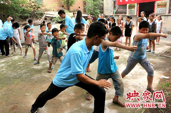 實(shí)踐隊(duì)員在教授孩子們“中國功夫”