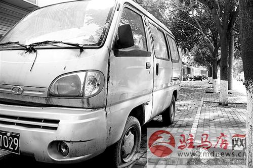 駐馬店市迅達路中段出現(xiàn)“僵尸”車 駐馬店市迅達路中段出現(xiàn)“僵尸”車