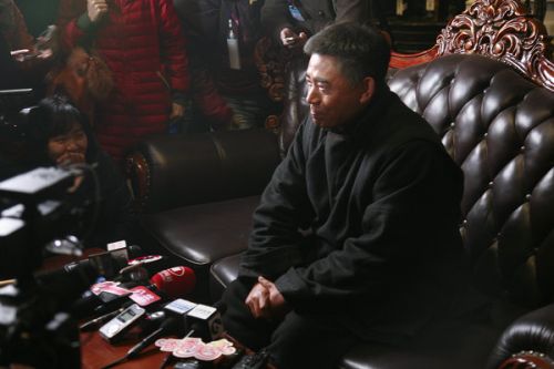 各路記者的長(zhǎng)槍短炮對(duì)準(zhǔn)了《大河兒女》主演陳寶國(guó)。