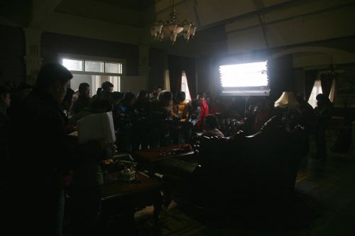 各路媒體記者探班《大河兒女》現(xiàn)場(chǎng)。