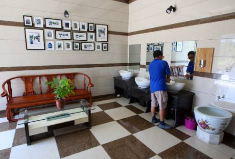 杭州一“四星級(jí)”公廁亮相