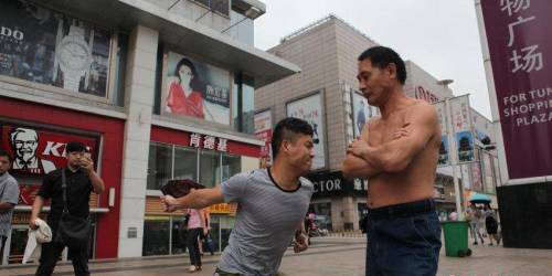 南昌男子把挨打當(dāng)職業(yè) 南昌男子把挨打當(dāng)職業(yè)