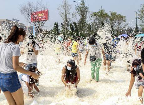 煙臺(tái)千人“枕頭大戰(zhàn)”迎中秋 煙臺(tái)千人“枕頭大戰(zhàn)”迎中秋