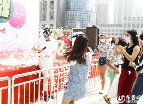 煙臺(tái)千人“枕頭大戰(zhàn)”迎中秋 煙臺(tái)千人“枕頭大戰(zhàn)”迎中秋