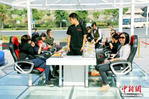 南京空中懸浮餐廳吸引顧客 南京空中懸浮餐廳吸引顧客