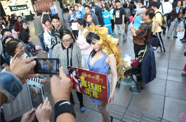 女子鬧市扮成“搖錢(qián)樹(shù)” 無(wú)人敢搖 女子鬧市扮成“搖錢(qián)樹(shù)” 無(wú)人敢搖