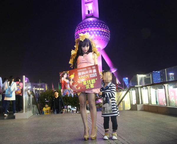 女子鬧市扮成“搖錢(qián)樹(shù)” 無(wú)人敢搖 女子鬧市扮成“搖錢(qián)樹(shù)” 無(wú)人敢搖