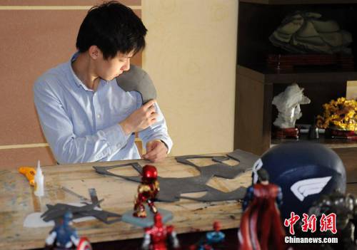 大學(xué)生自制“復(fù)仇者聯(lián)盟”全套服裝 大學(xué)生自制“復(fù)仇者聯(lián)盟”全套服裝