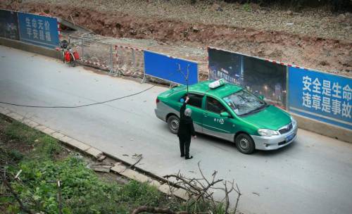 大媽風中托舉電纜半小時