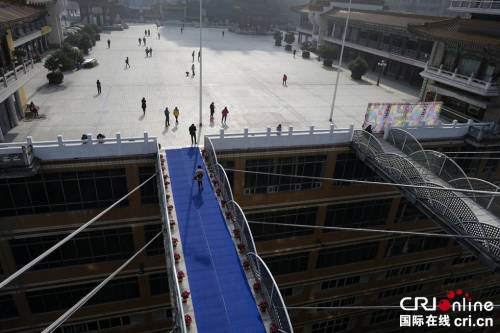 重慶現(xiàn)“最?！笨罩羞B廊 離地68.5米