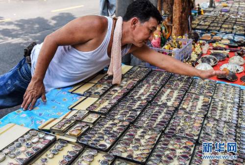 曼谷街頭的護(hù)身符市場(chǎng) 曼谷街頭的護(hù)身符市場(chǎng)