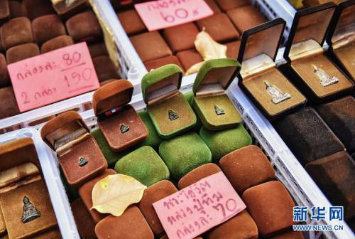 曼谷街頭的護(hù)身符市場(chǎng) 曼谷街頭的護(hù)身符市場(chǎng)