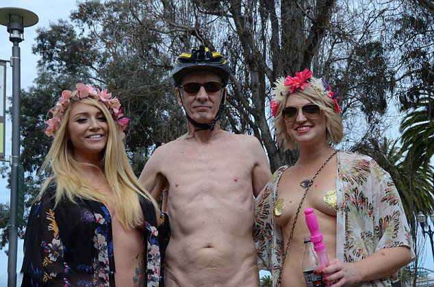 舊金山30人裸體騎車 抗議石油依賴 舊金山30人裸體騎車 抗議石油依賴