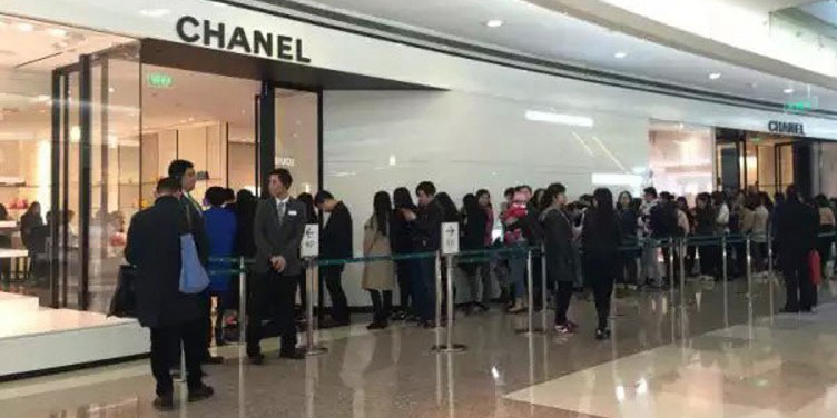 奢侈品牌中國區(qū)降價(jià)引發(fā)搶購 奢侈品牌中國區(qū)降價(jià)引發(fā)搶購