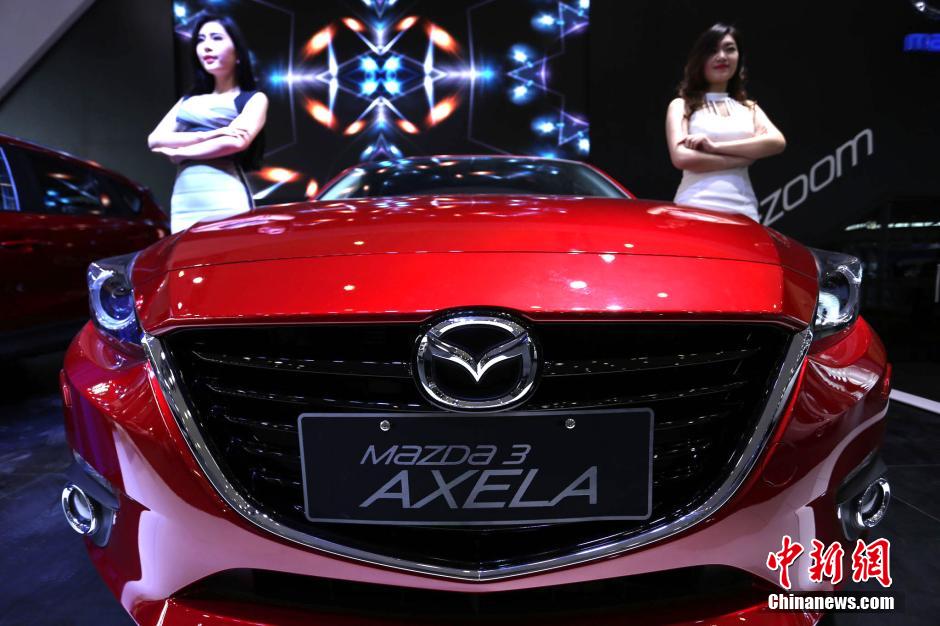 鄭州國際車展開幕 嫩模走秀引圍觀 鄭州國際車展開幕 嫩模走秀引圍觀