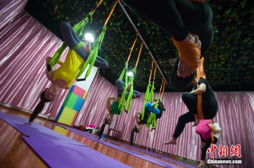 “空中瑜伽”山西太原悄然流行 “空中瑜伽”山西太原悄然流行