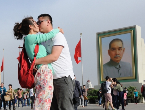 孫中山巨幅畫像亮相天安門廣場(chǎng)