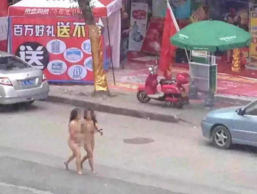 兩裸女在惠州鬧市狂奔 兩裸女在惠州鬧市狂奔