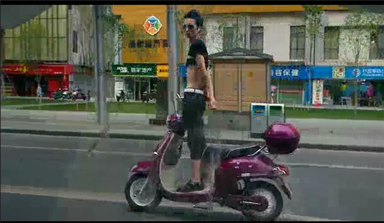 奇葩男子電動(dòng)車上秀雜技 戴墨鏡大撒把
