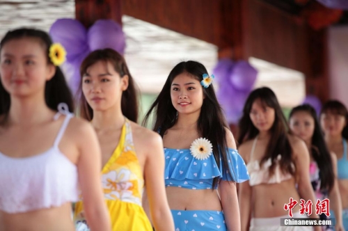 學(xué)生參加?；ㄐ２荽筚?穿比基尼秀身材
