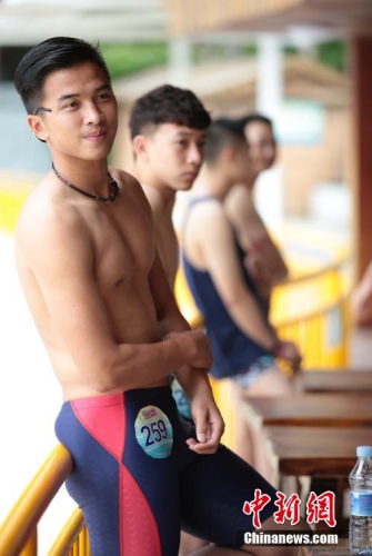 學(xué)生參加?；ㄐ２荽筚?穿比基尼秀身材