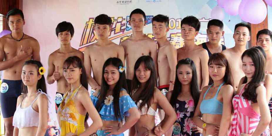 學(xué)生參加?；ㄐ２荽筚?穿比基尼秀身材