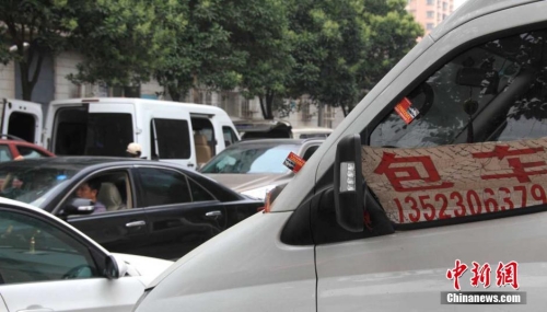 鄭州一醫(yī)院大門(mén)被“出院包車”包圍