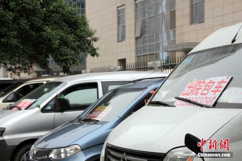 鄭州一醫(yī)院大門(mén)被“出院包車”包圍