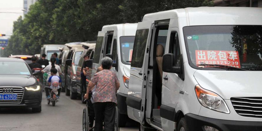 鄭州一醫(yī)院大門(mén)被“出院包車”包圍