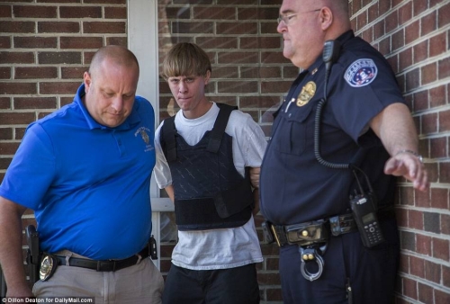 這個白人男子沖進(jìn)教堂殺死9名黑人 這個白人男子沖進(jìn)教堂殺死9名黑人