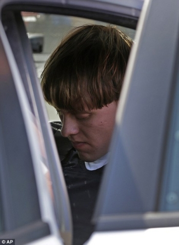 這個白人男子沖進(jìn)教堂殺死9名黑人 這個白人男子沖進(jìn)教堂殺死9名黑人