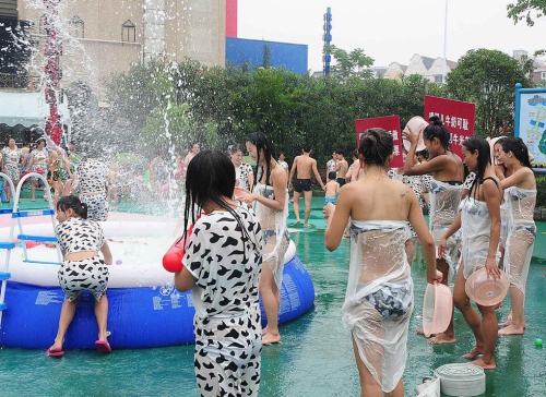 杭州百名辣媽穿奶牛比基尼潑奶 杭州百名辣媽穿奶牛比基尼潑奶