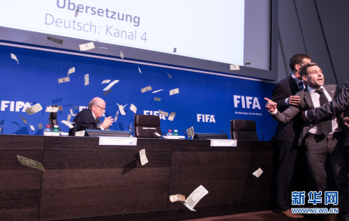 布拉特發(fā)布會遭美元砸臉 布拉特發(fā)布會遭美元砸臉