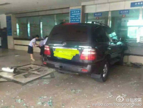 河南一越野車開進國稅局大廳 河南一越野車開進國稅局大廳