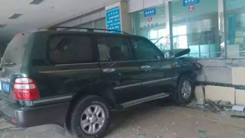 河南一越野車開進國稅局大廳 河南一越野車開進國稅局大廳