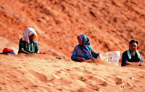 新疆高溫 沙子烤熟雞蛋交警鞋底 新疆高溫 沙子烤熟雞蛋交警鞋底