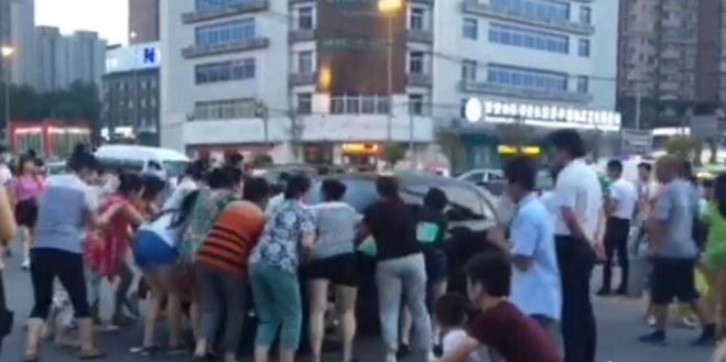 為跳廣場(chǎng)舞大媽推走三輛汽車(chē)騰地方