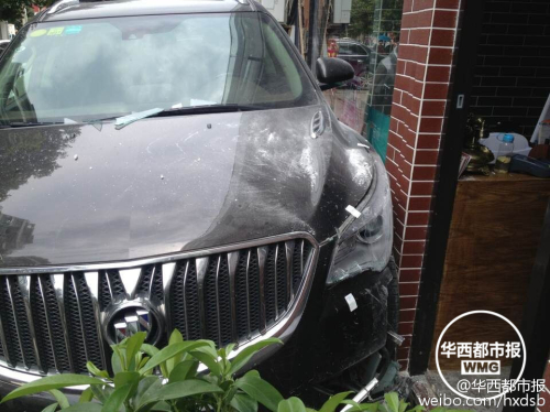 油門當剎車 越野車差點沖進理發(fā)店