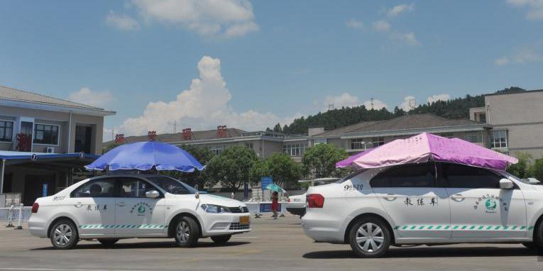 杭州一駕?，F(xiàn)遮陽新招 教練車車頂撐傘