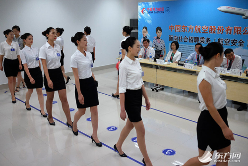 上海千名俊男靚女應(yīng)聘空乘 上海千名俊男靚女應(yīng)聘空乘