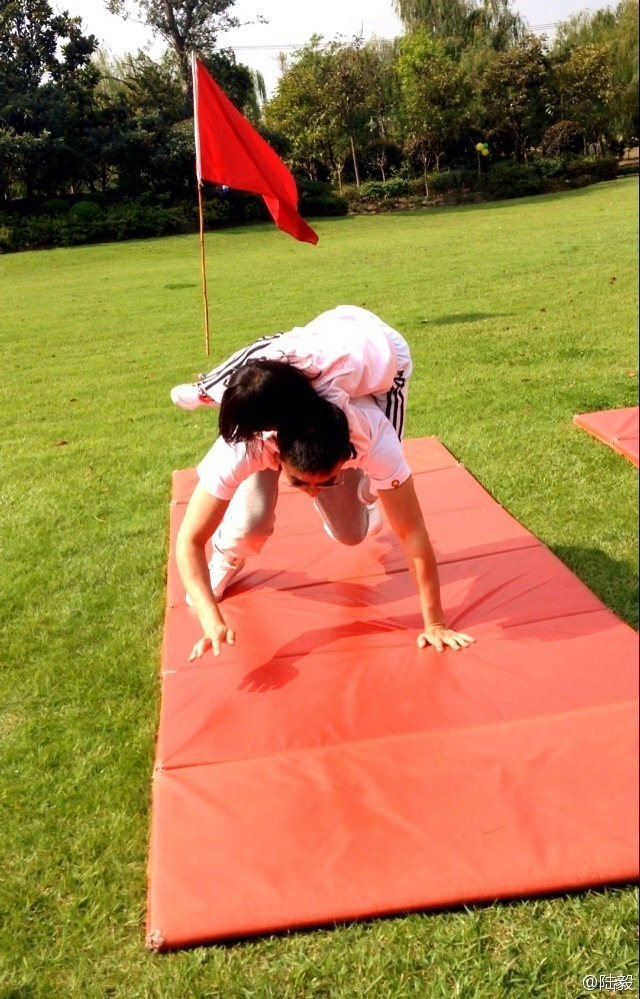 陸毅攜女參加親子運(yùn)動會同做游戲