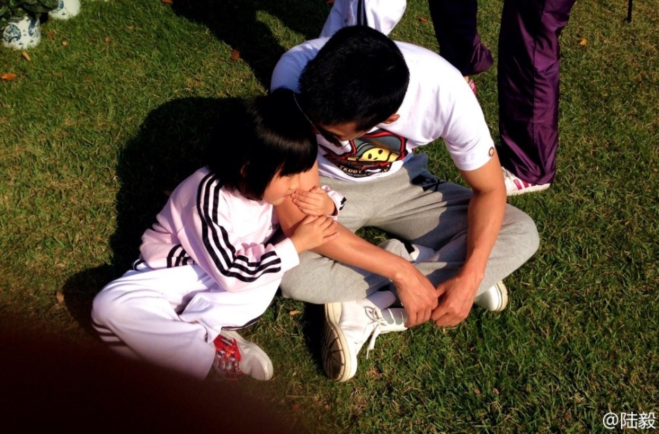 陸毅攜女參加親子運(yùn)動會同做游戲